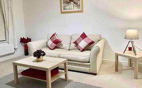 Great Home In Lovely Area With Parking, Sleeps 6
